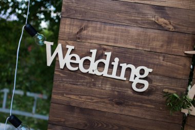 Ahşap plaket düğünü, fotoğraf bölgesi harflerinde güzel bir dekor. retro lamba