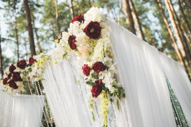 Düğün töreni açık havada. Çiçeklerle etkinlik dekorasyonu