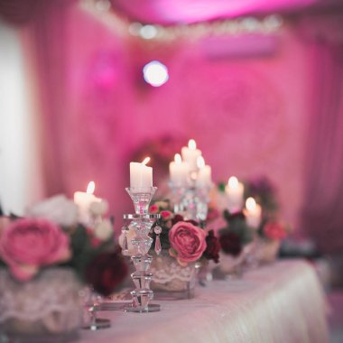 Düğün masası süsü. Mumla şamdanın yakın çekimi. romantik arkaplan