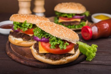 Taze lezzetli hamburgerlere yakın çekim