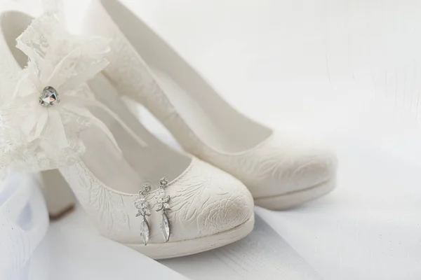 Macro Foto Zapatos Boda Blancos Con Ornamentación Fondo — Foto de Stock
