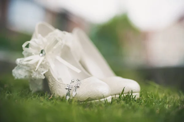 Macro Foto Zapatos Boda Blancos Con Ornamentación Hierba Verde — Foto de Stock