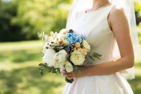 Close Foto Van Bruid Met Een Bloemenboeket Bruiloft Decoratie Achtergrond — Stockfoto