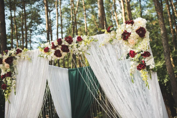 Düğün töreni açık havada. Çiçeklerle etkinlik dekorasyonu