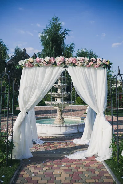 Ceremonia Ślubna Zewnątrz Dekoracja Imprezy Kwiatami — Zdjęcie stockowe