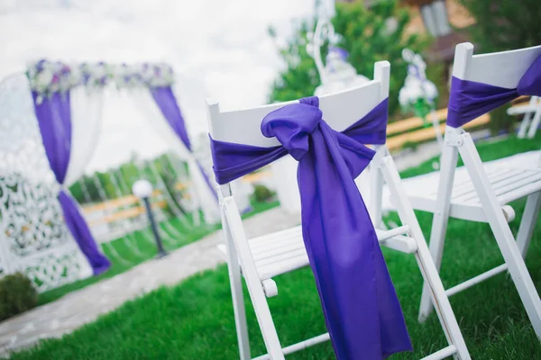 Schöne Hochzeitskulisse Stuhl Mit Lila Schleife Gebunden — Stockfoto