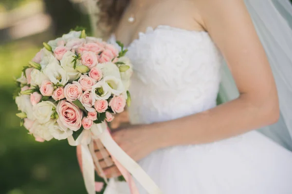 Foto Primer Plano Novia Sosteniendo Ramo Flores Fondo Decoración Boda — Foto de Stock