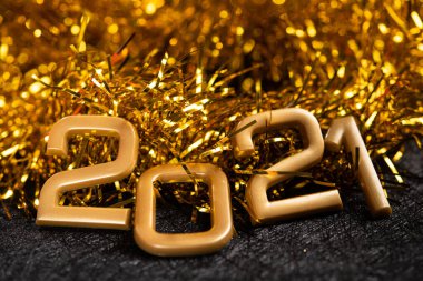 Siyah arka planda Altın 2021 numara. Yeni yılınız kutlu olsun.