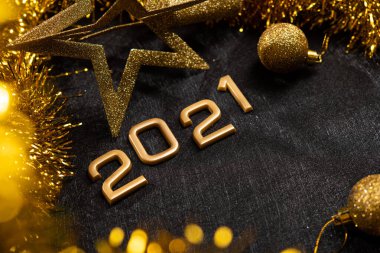 Siyah arka planda Altın 2021 numara. Yeni yılınız kutlu olsun.