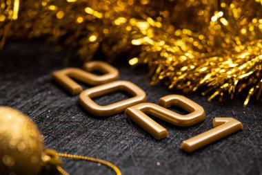 Siyah arka planda Altın 2021 numara. Yeni yılınız kutlu olsun.