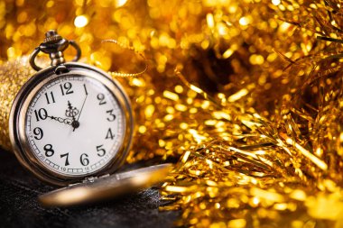 Yeni yıla altın kronometre zamanı. Gece yarısına 10 dakika var. Altın Manzara Bokeh.