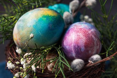 Paskalya tatili konsepti koyu renkli uzay yumurtasıyla arka planda