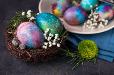 Paskalya tatili konsepti koyu renkli uzay yumurtasıyla arka planda