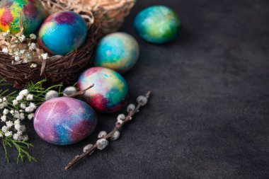 Paskalya tatili konsepti koyu renkli uzay yumurtasıyla arka planda