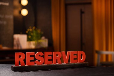Otel odasında rezervasyon yaptırdım. Konaklama rezervasyonu kavramı.