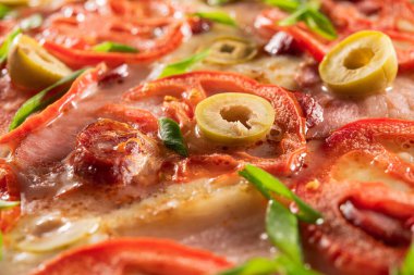 Domatesli Macro pizza, pastırma ve yeşil zeytin. Yakın çekim fast food atıştırmalığı geçmişi.
