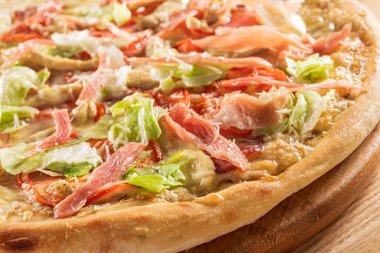 Caesar pizzası pencerenin yanındaki kafeteryada.