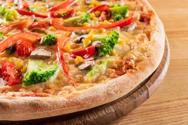 Brokoli, domates, biber ve mantarlı vejetaryen pizza. Yakın yemek arkaplanı. 