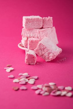 Pembe arka planda Türk Lokumu. Tatlı kalp, şeker yemeği..
