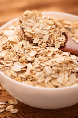 Kaşıkla yulaf ezmeli mısır gevreği. Diyet gıda konsepti. dikey resim.