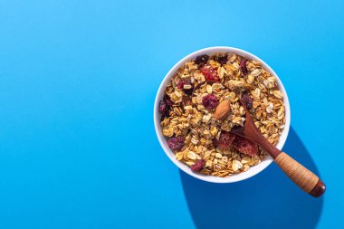 Mavi arka planda kurutulmuş meyve ve fındıklı tahıl gevreği. Diyet gıda konsepti. Üst görünüm.