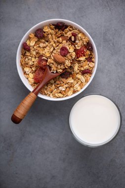 Cevizli, meyveli ve sütlü. Üst görünüm.