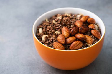 Fıstıklı ve bademli çikolatalı granola. Diyet gıda konsepti.