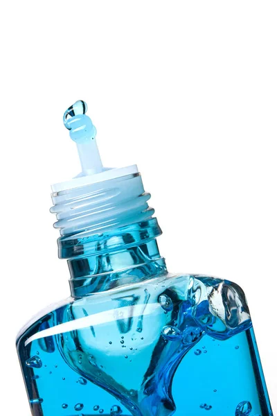 白い背景に隔離された瓶の中の青いゲル液体 — ストック写真