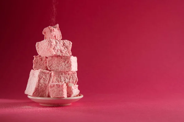 Turkish Delight Een Roze Achtergrond Zoet Snoepgoed Bestrooi Met Suiker — Stockfoto