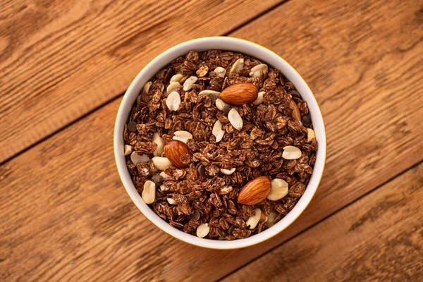 Chokladgranola Med Mandel Nötter Skål Ett Träbord Friska Frukost Koncept — Stockfoto