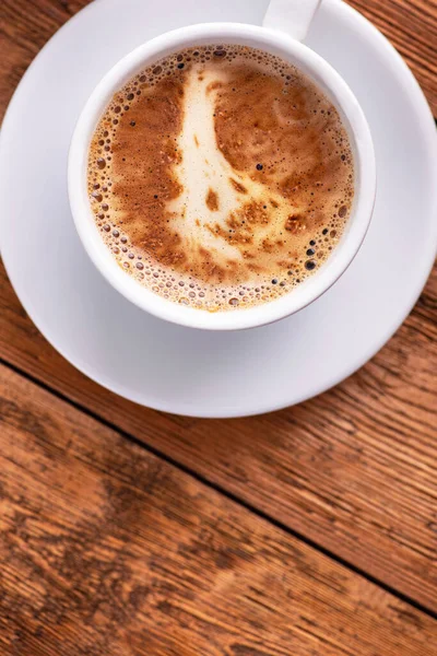 咖啡杯 在木制桌子上的鬼魂艺术之间 顶部视图 — 图库照片