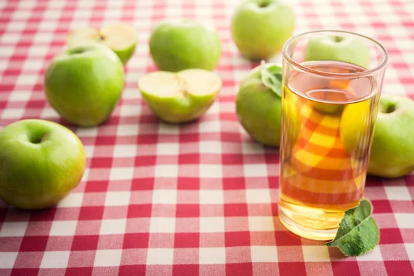 Suco e maçã fresca — Fotografia de Stock