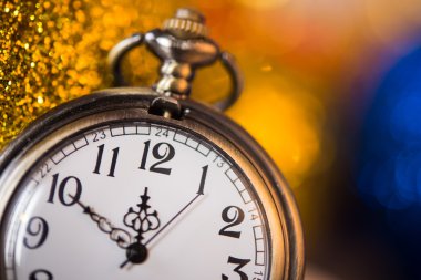 Yeni yıl içinde saat