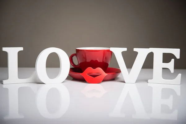 Woorden van liefde en rode koffiekopje — Stockfoto