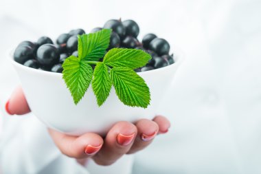 kadın holding tabak Frenk üzümü