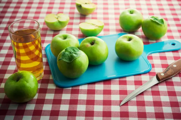 Apfel und Saft — Stockfoto