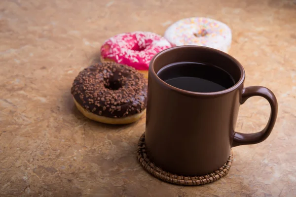 咖啡杯和甜甜圈 — 图库照片