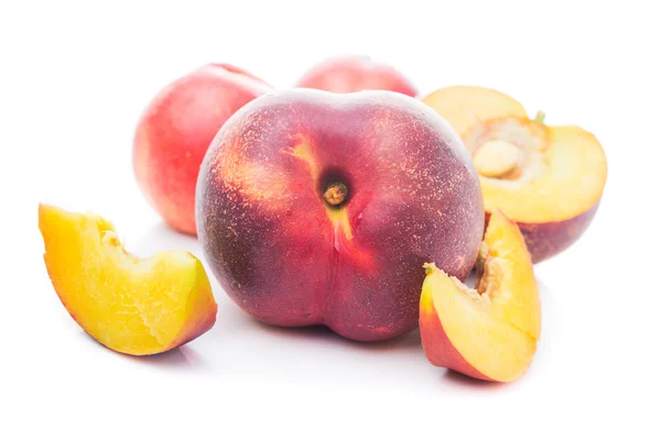Färsk persika isolerade — Stockfoto