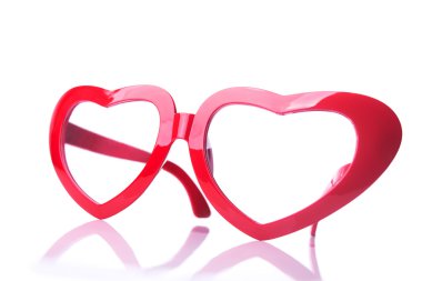 Kırmızı kalp formu gözlük