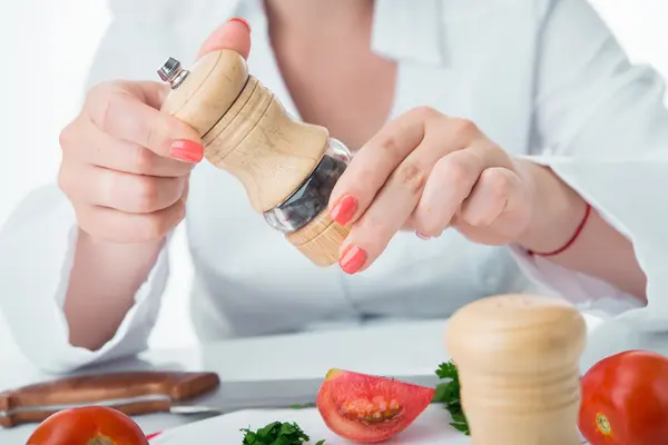 Preparación de ensalada de tomate — Foto de Stock