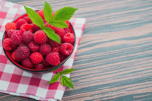 Frambuesa roja con hoja verde — Foto de Stock