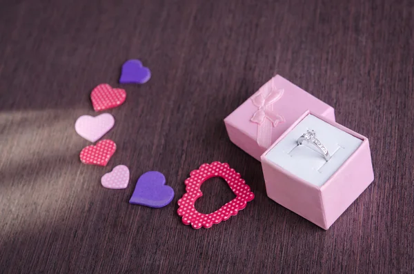 Símbolos de coração e caixa com anel — Fotografia de Stock