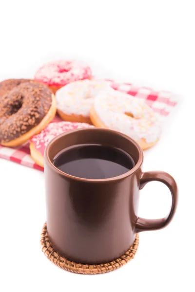 Taza caliente de café y donuts deliciosos — Foto de Stock