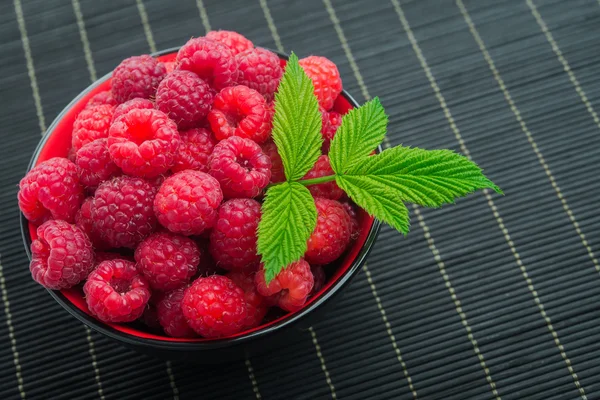 Red raspberry with green leaf — Stock Photo, Image