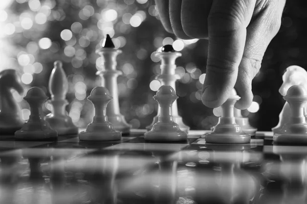 Hombre jugar ajedrez —  Fotos de Stock