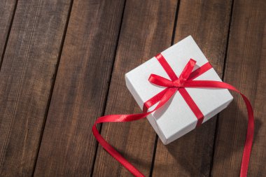 Beyaz hediye kutu kırmızı kurdele ile