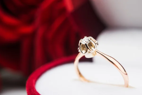 Makro foto av gyllene ring med diamont — Stockfoto