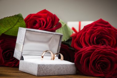 çiçekler ve alyanslar