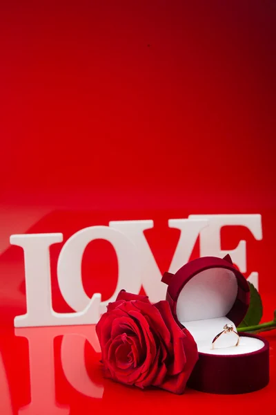 Kompozycja miłość biały napis i róża — Zdjęcie stockowe