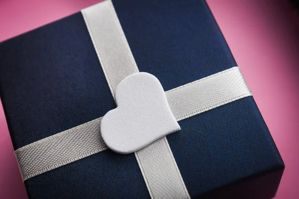 Geschenkbox mit weißen Herzform — Stockfoto